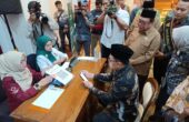 Penyerahan zakat oleh Adhy Karyono Pj Gubernur Jatim di Gedung Negara Grahadi, Minggu (17/3/2024). Foto: Risky suarasurabaya.net