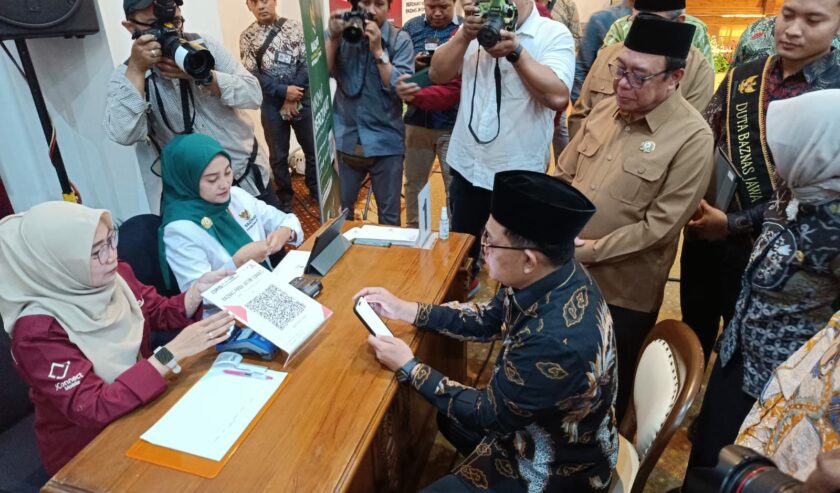 Penyerahan zakat oleh Adhy Karyono Pj Gubernur Jatim di Gedung Negara Grahadi, Minggu (17/3/2024). Foto: Risky suarasurabaya.net