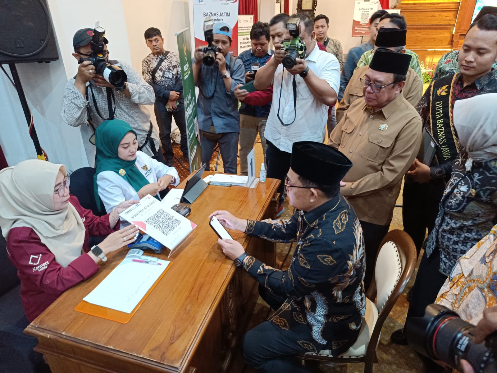 Penyerahan zakat oleh Adhy Karyono Pj Gubernur Jatim di Gedung Negara Grahadi, Minggu (17/3/2024). Foto: Risky suarasurabaya.net