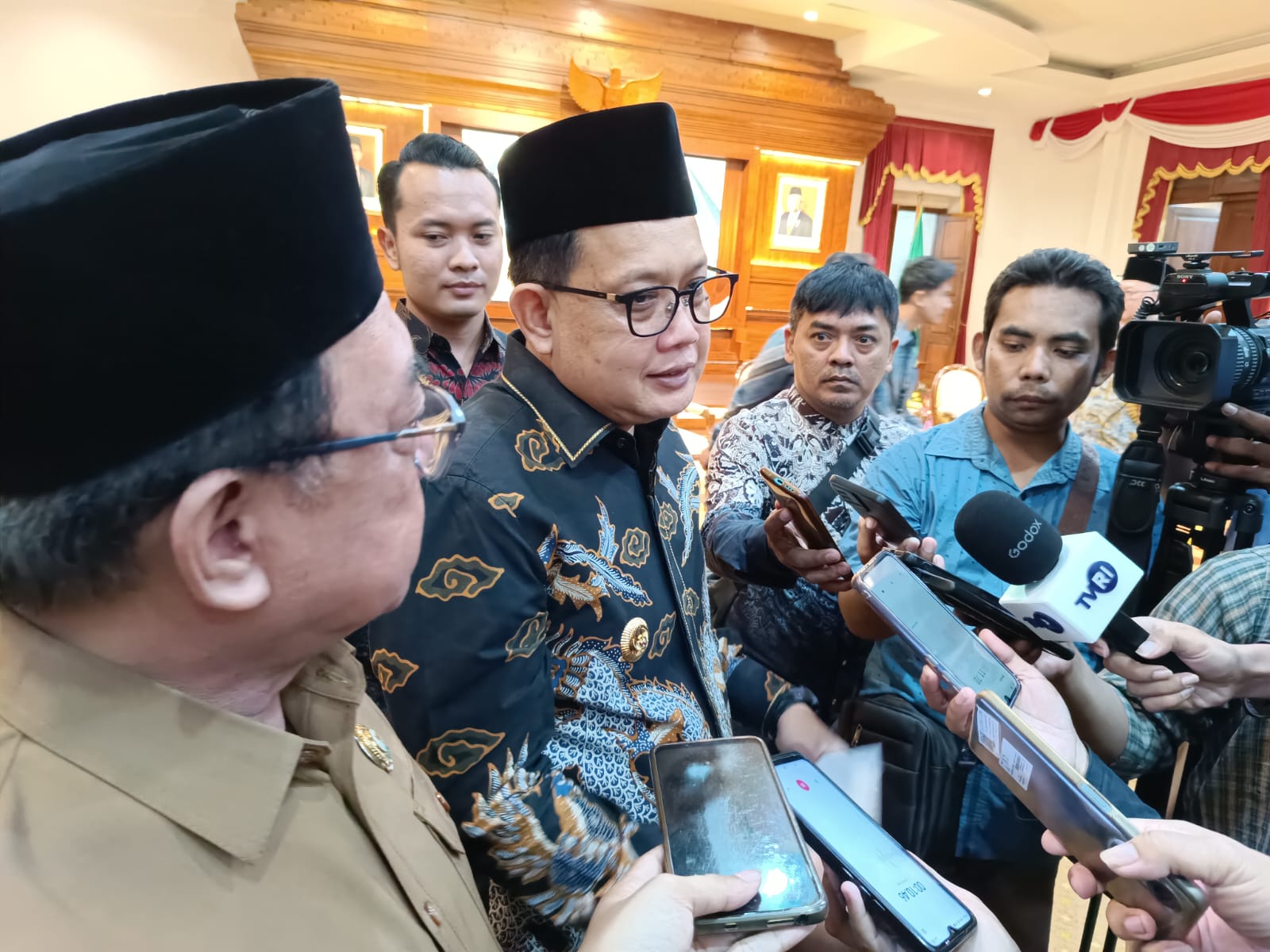 Adhy Karyono Pj Gubernur Jatim saat memberikan keterangan kepada awak media di Gedung Negara Grahadi Surabaya, Minggu (17/3/2024). Foto: Risky suarasurabaya.net