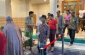 Pembagian nasi bungkus usai Salat Magrib di Masjid Ash-Shoobirin Surabaya, Senin (18/3/2024). Foto: Firman magang suarasurabaya.net