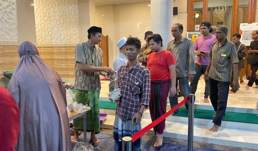 Pembagian nasi bungkus usai Salat Magrib di Masjid Ash-Shoobirin Surabaya, Senin (18/3/2024). Foto: Firman magang suarasurabaya.net