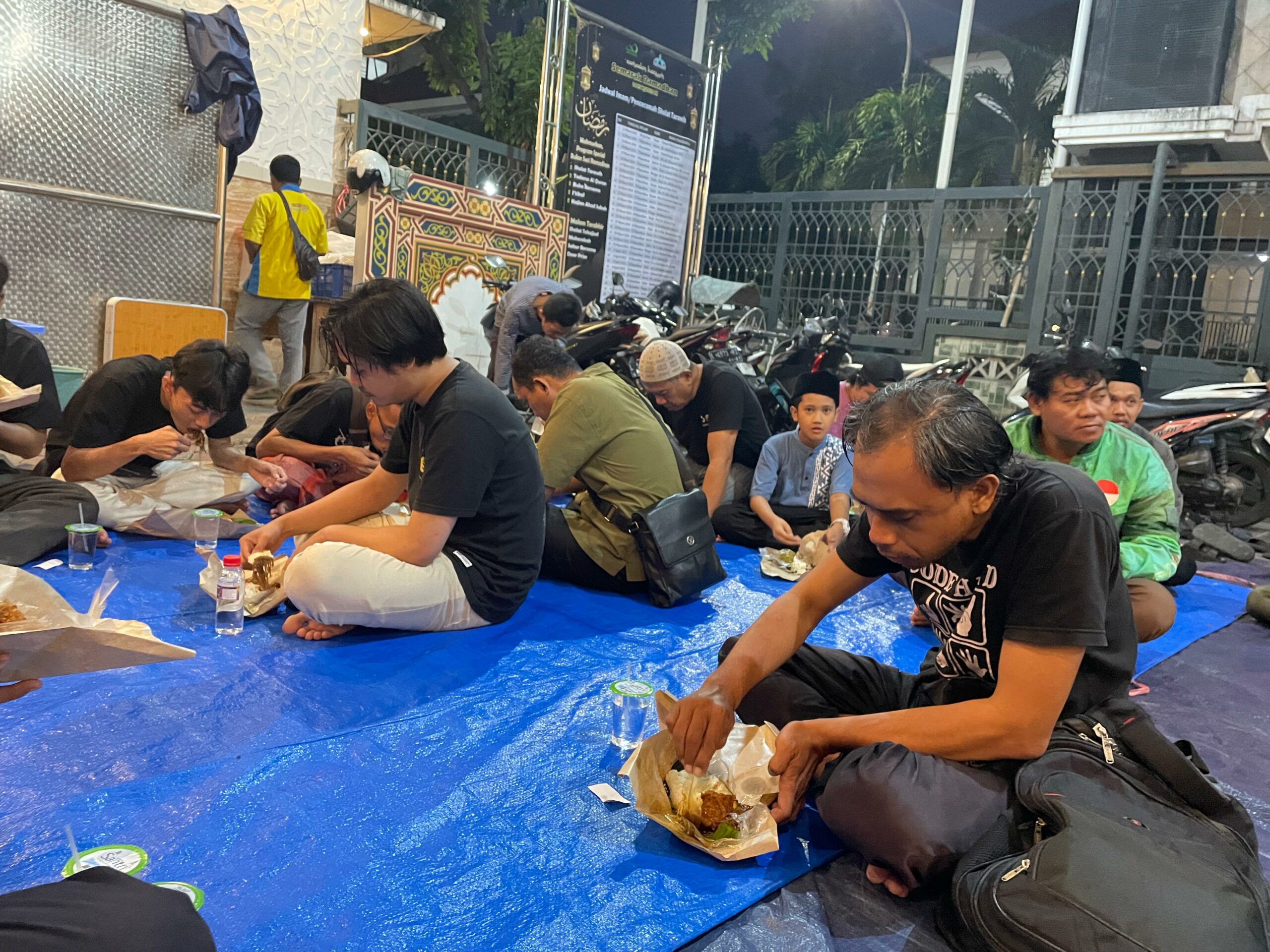 Potret jemaah dan driver ojol menikmati menu berbuka puasa di Masjid Ash-Shoobirin Surabaya, Minggu (18/3/2024). Foto: Firman Magang suarasurabaya.net