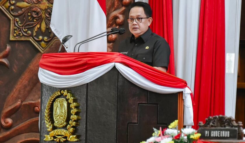 Adhy Karyono Pj Gubernur Jatim waktu menghadiri rapat di Gedung DPRD Jatim, Senin (18/3/2024). Foto: Humas Pemprov Jatim.