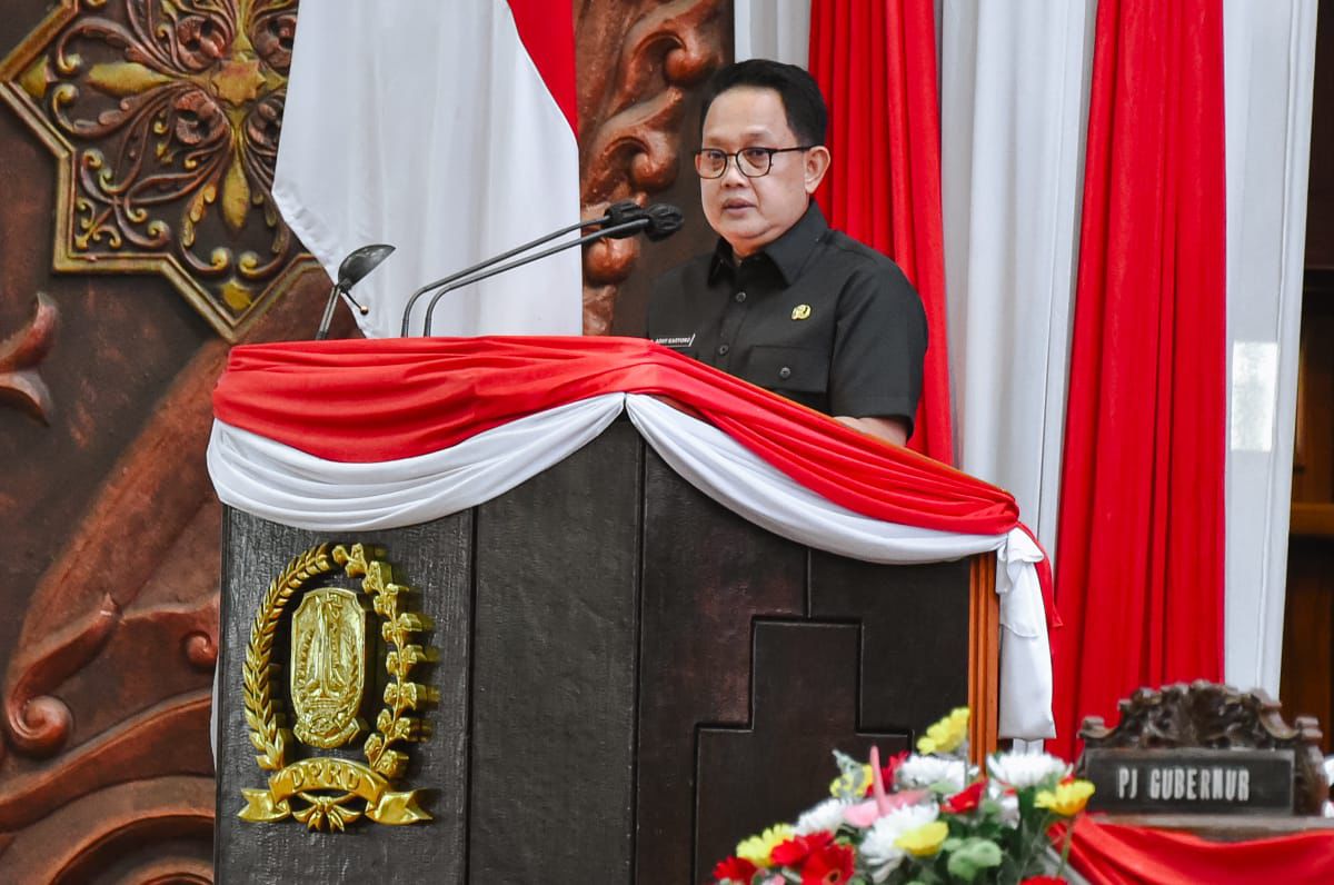 Adhy Karyono Pj Gubernur Jatim waktu menghadiri rapat di Gedung DPRD Jatim, Senin (18/3/2024). Foto: Humas Pemprov Jatim.