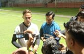 Paul Munster Pelatih Persebaya saat memberikan keterangan kepada awak media di sela latihan di Stadion Gelora 10 Nopember, Senin (18/3/2024). Foto: Risky suarasurabaya.net