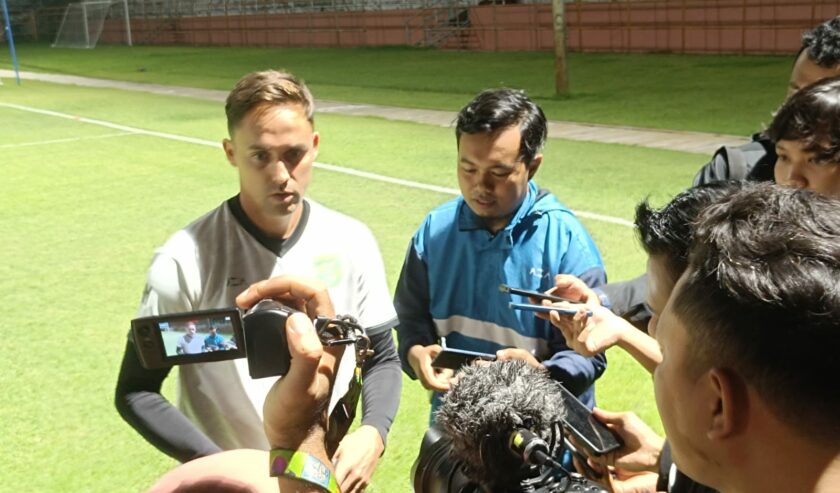 Paul Munster Pelatih Persebaya saat memberikan keterangan kepada awak media di sela latihan di Stadion Gelora 10 Nopember, Senin (18/3/2024). Foto: Risky suarasurabaya.net