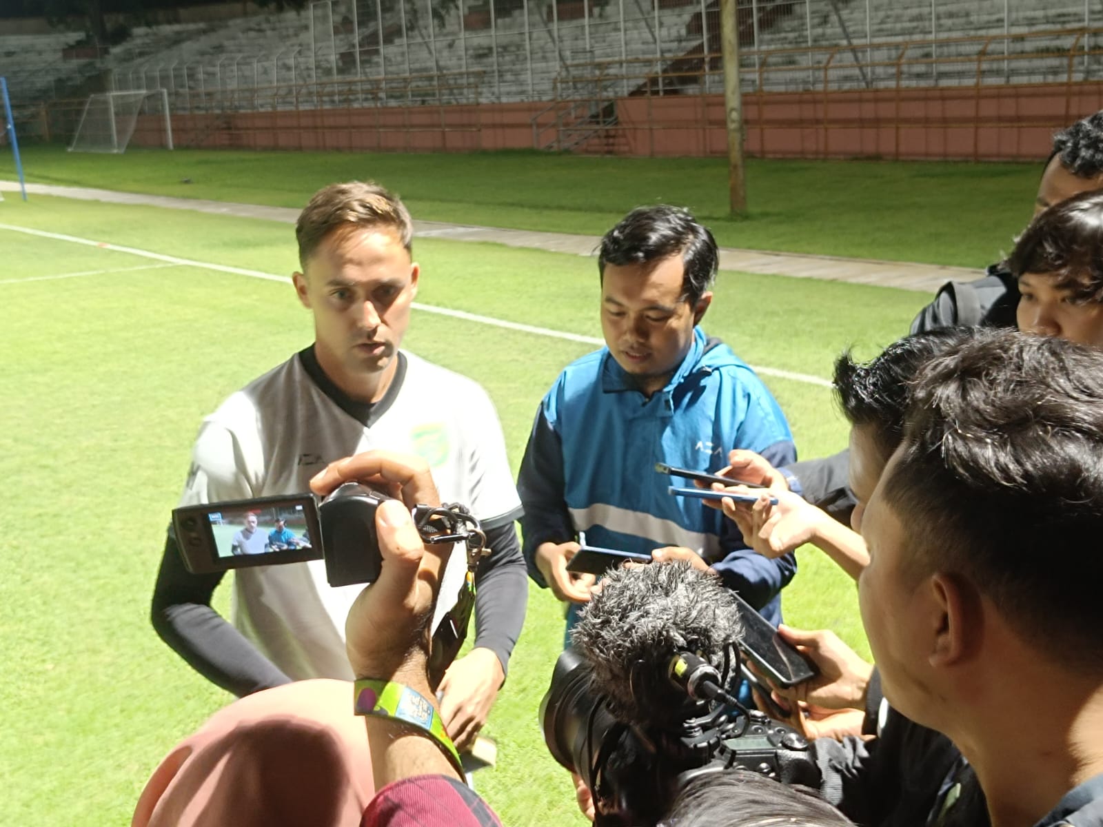 Paul Munster Pelatih Persebaya saat memberikan keterangan kepada awak media di sela latihan di Stadion Gelora 10 Nopember, Senin (18/3/2024). Foto: Risky suarasurabaya.net