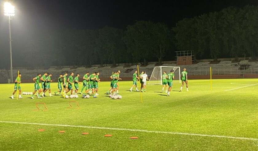 Punggawa Persebaya saat latihan di Gelora 10 November Surabaya, Senin (18/3/2024). Foto: Firman magang suarasurabaya.net