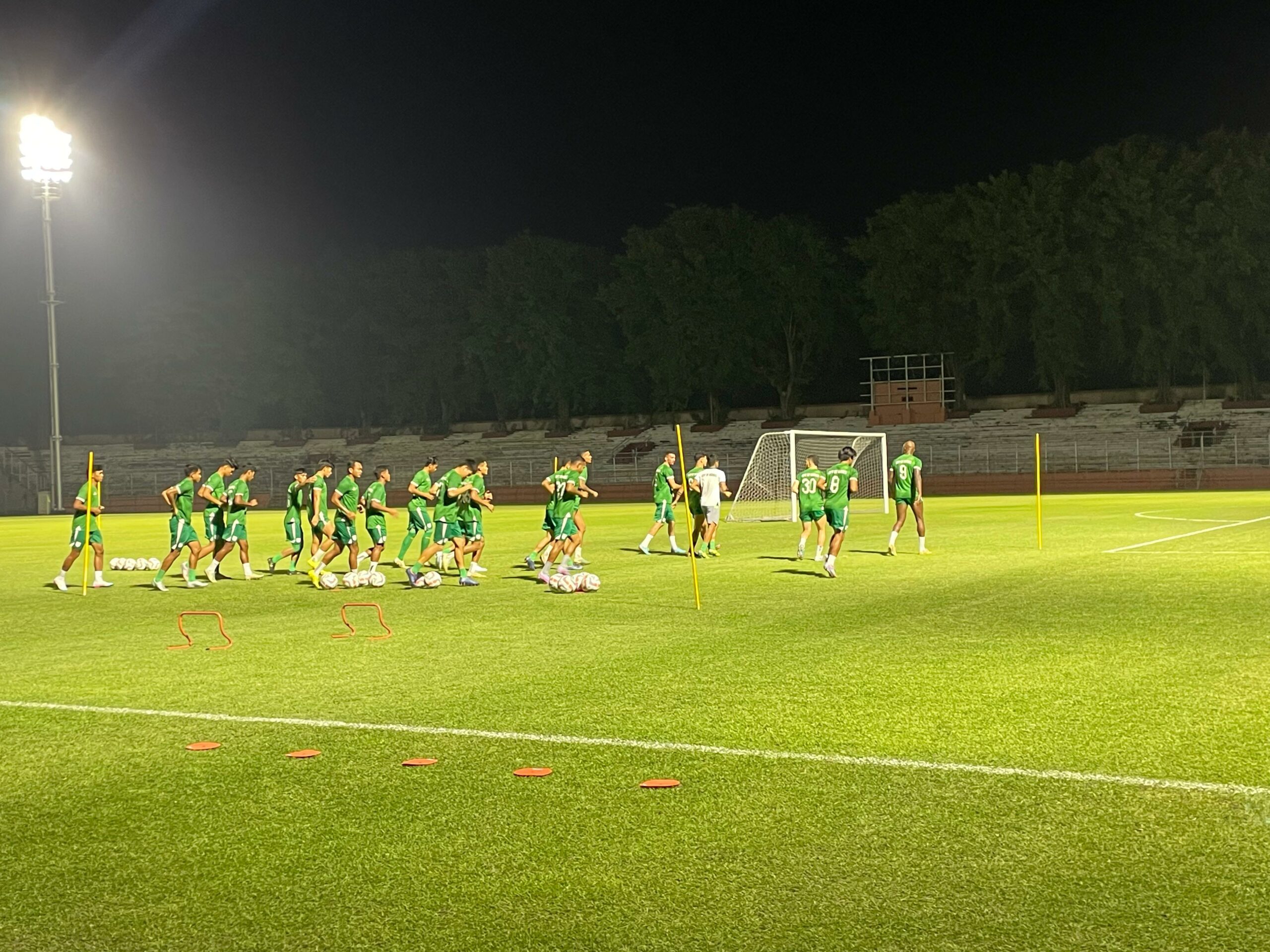 Punggawa Persebaya saat latihan di Gelora 10 November Surabaya, Senin (18/3/2024). Foto: Firman magang suarasurabaya.net