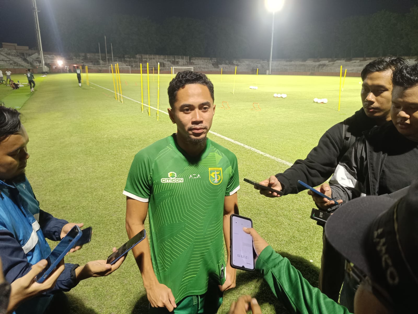 Reva Adi Utama pemain Persebaya saat berada di Stadion Gelora 10 Nopember, Tambaksari, Surabaya, Senin (18/3/2024) malam. Foto: Risky suarasurabaya.net