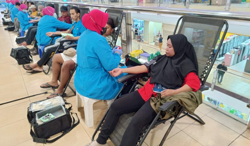 Donor Darah Ramadan yang diadakan oleh Palang Merah Indonesia (PMI) Surabaya bekerja sama dengan sejumlah pihak digelar di BG Junction Surabaya, Selasa (19/3/2024). Foto: Risky suarasurabaya.net