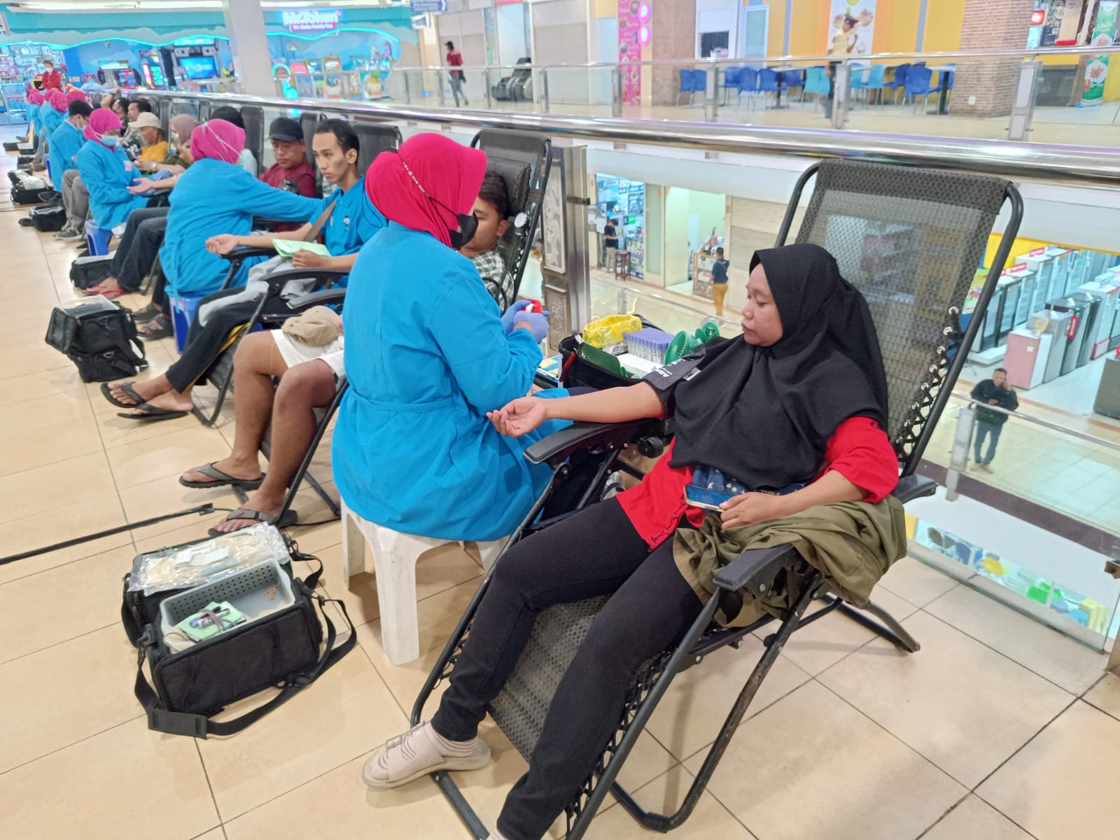 Donor Darah Ramadan yang diadakan oleh Palang Merah Indonesia (PMI) Surabaya bekerja sama dengan sejumlah pihak digelar di BG Junction Surabaya, Selasa (19/3/2024). Foto: Risky suarasurabaya.net