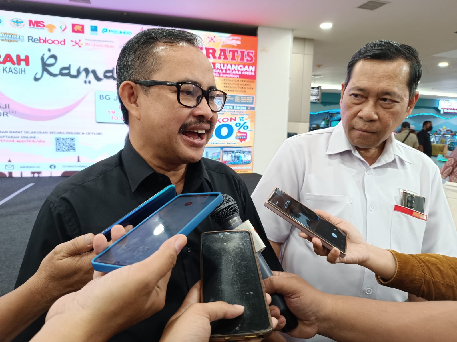 M. Ikhsan Kepala Palang Merah Indonesia (PMI) Surabaya bersama Martono Adi Trijogo Kepala Unit Donor Darah PMI Surabaya saat berada dalam donor darah Ramadan di BG Junction Surabaya, Selasa (19/3/2024). Foto: Risky suarasurabaya.net