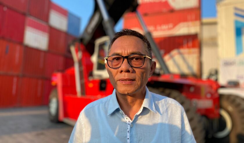 Edward Tobing Direktur Utama PT PBM Sarana Bandar Nasional saat menerima alat bongkar muat baru untuk lonjakan traffic pengiriman di Depo Pelni Logistik Surabaya, Selasa (19/3/2024). Foto: Meilita suarasurabaya.net