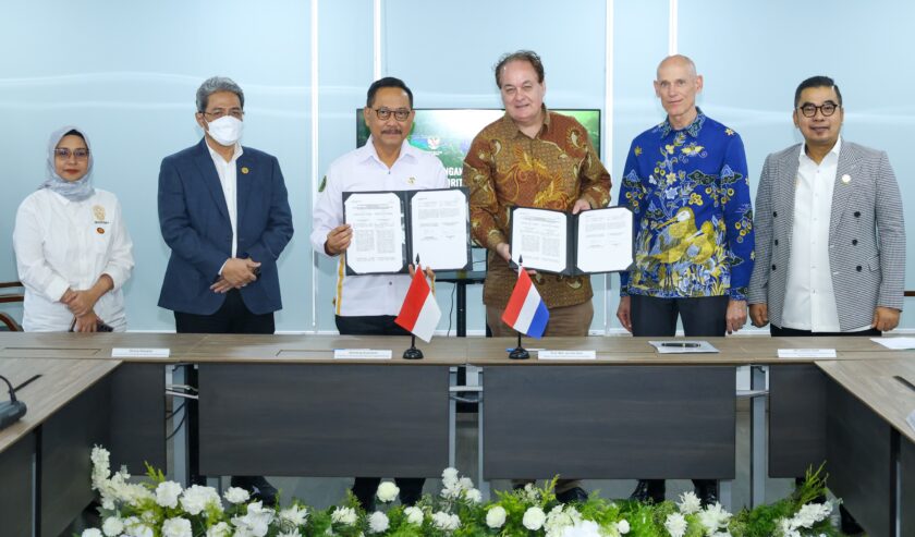 OIKN melakukan penandatanganan Nota Kesepahaman dengan Aliansi Universitas Leiden-Delf-Erasmus (LDE), Senin (18/07/2024). Foto: Humas OIKN