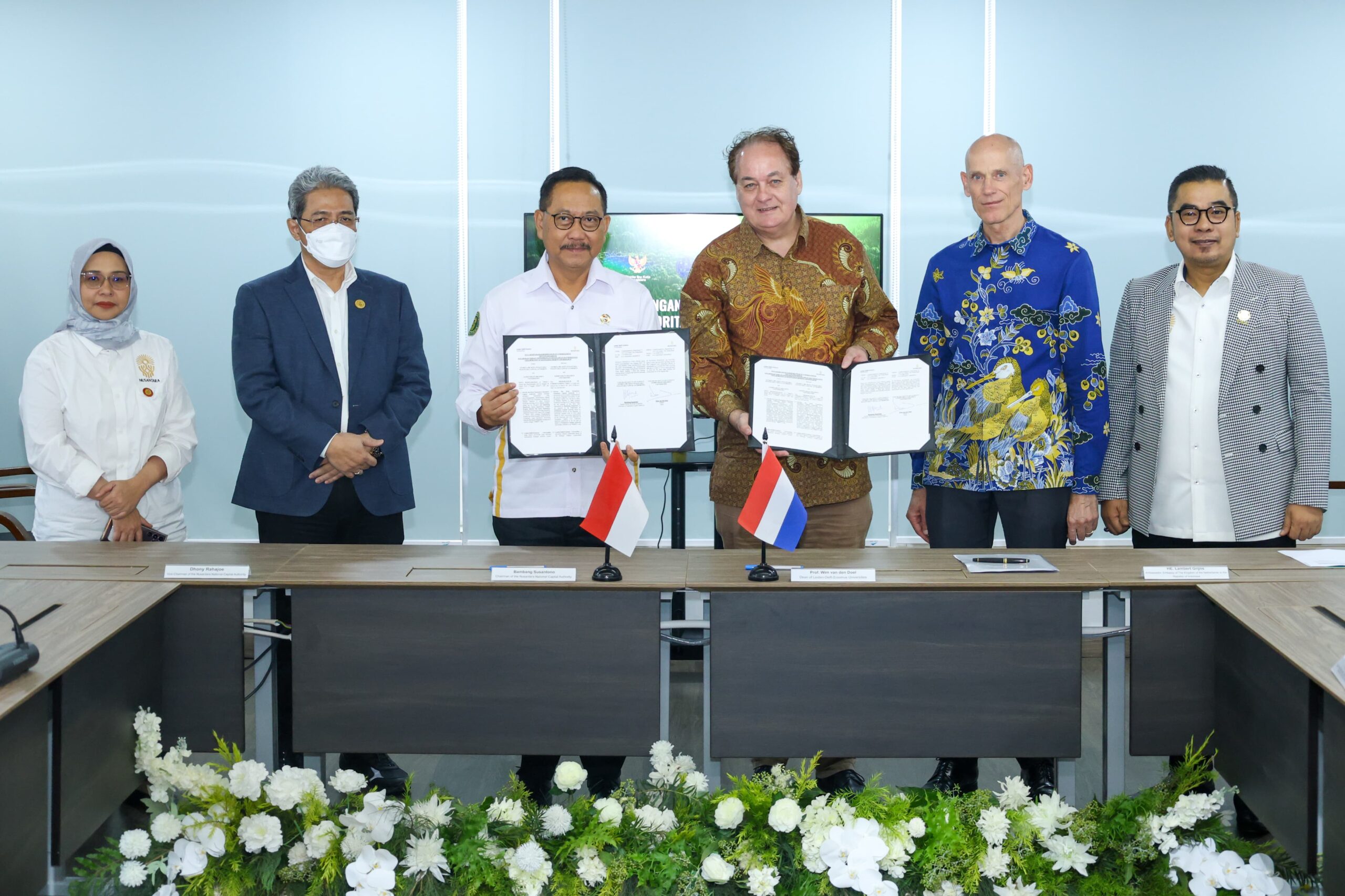 OIKN melakukan penandatanganan Nota Kesepahaman dengan Aliansi Universitas Leiden-Delf-Erasmus (LDE), Senin (18/07/2024). Foto: Humas OIKN