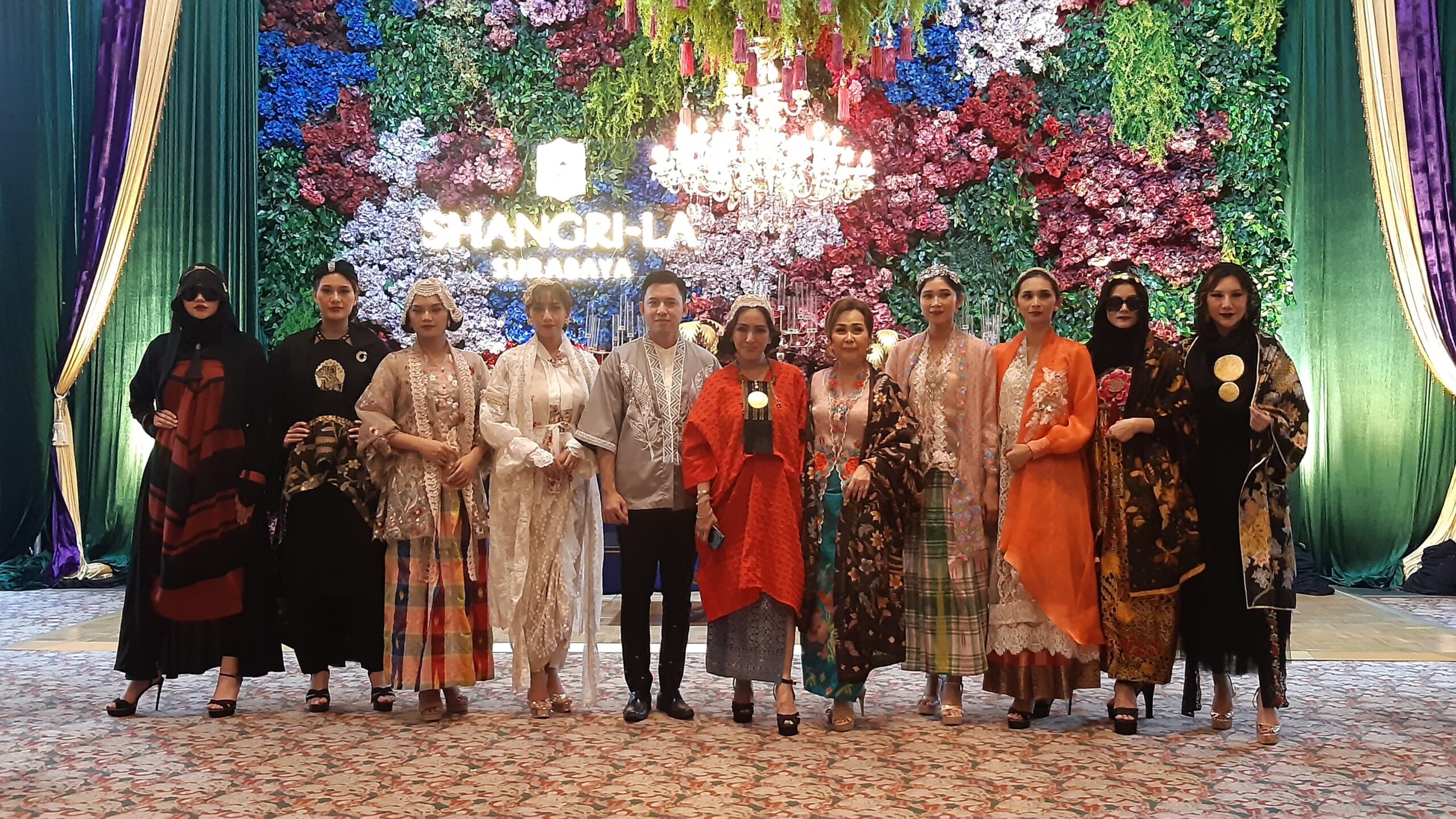 Lisa Drupadi pemilik Drupadi Roemah Batik (tengah) bersama para model dalam acara fashion show bertajuk "1001 Malam" di Shangri-La Hotel Surabaya , Rabu (20/3/2024). Foto: Ikke magang suarasurabaya.net