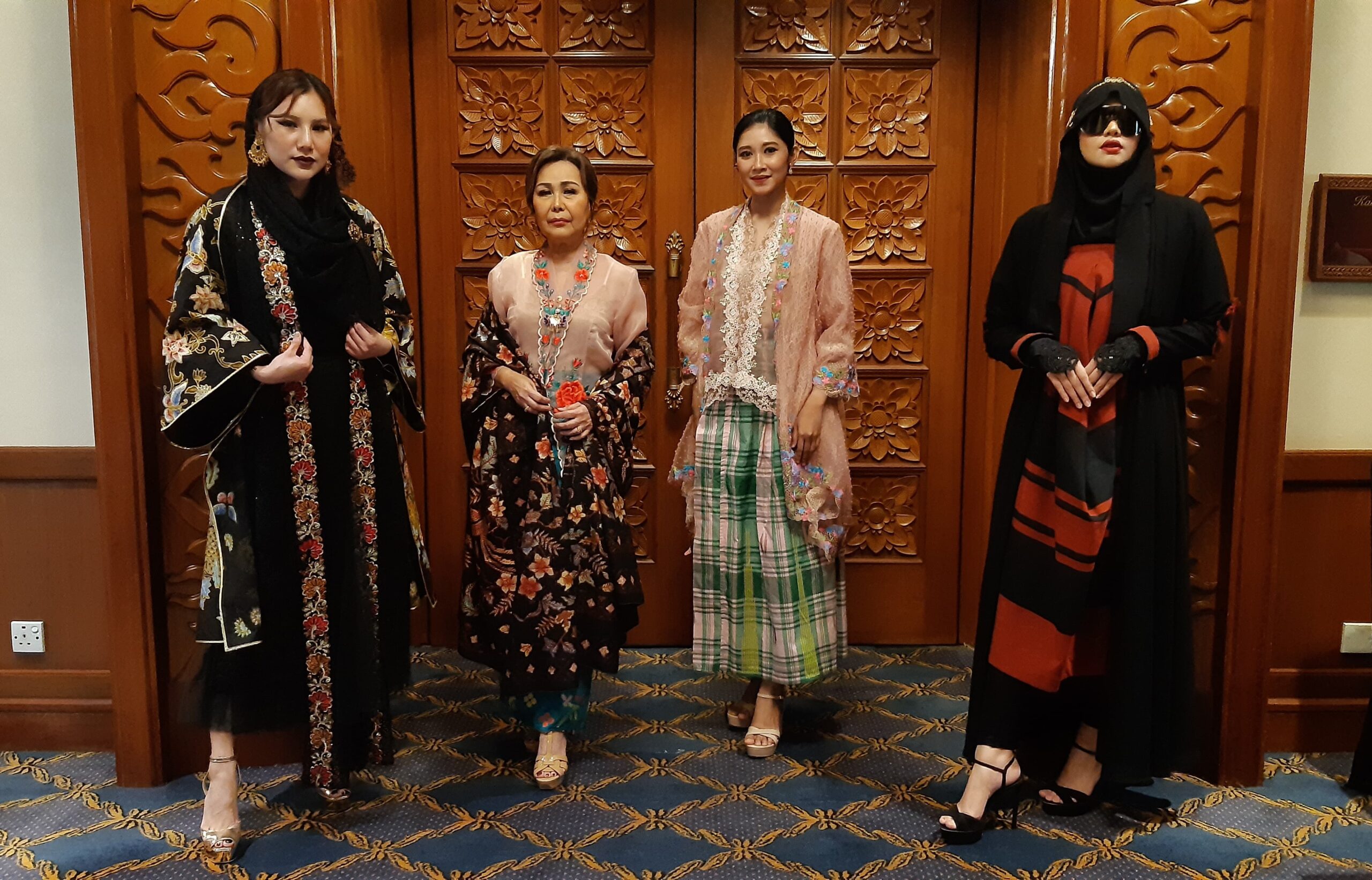 Empat karya busana Lisa Drupadi yang dipamerkan pada fashion show bertajuk "1001 Malam" di Shang Ri La Hotel Surabaya, Rabu (20/3/2024). Foto: Ikke magang suarasurabaya.net