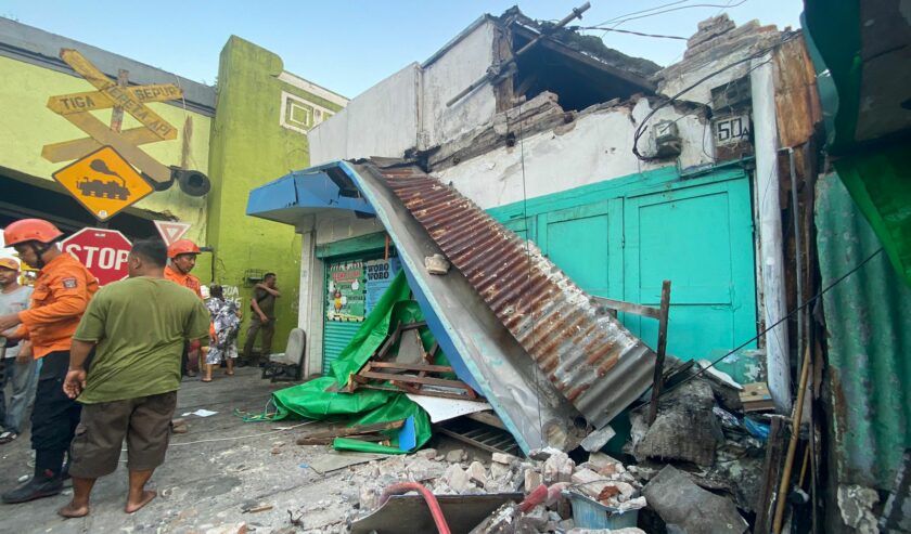 Atap rumah di Jalan Nganglik sebelum viaduct ambrol setelah diguncang dampak gempa magnitudo 6,5, Jumat (22/3/2024). Foto: Wildan suarsurabaya.net