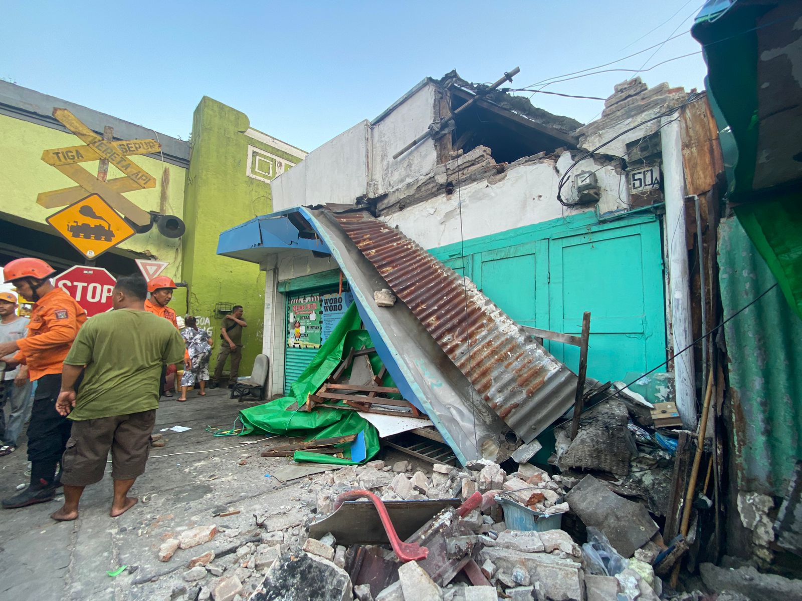 Atap rumah di Jalan Nganglik sebelum viaduct ambrol setelah diguncang dampak gempa magnitudo 6,5, Jumat (22/3/2024). Foto: Wildan suarsurabaya.net