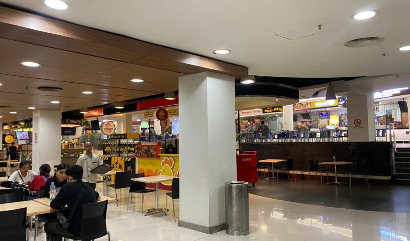 Tunjungan Plaza Surabaya Hentikan Operasional Akibat Situasi Keamanan Pasca-Demonstrasi. Tunjungan Plaza Surabaya Hentikan Operasional Akibat Situasi Keamanan Pasca-Demonstrasi.