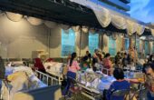 Pasien dan Keluarga pasien yang berada di halaman Rumah Sakit Husada Utama, Jumat (22/3/2024). Foto: Firman Magang suarasurabaya.net