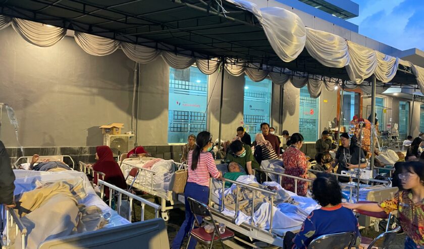Pasien dan Keluarga pasien yang berada di halaman Rumah Sakit Husada Utama, Jumat (22/3/2024). Foto: Firman Magang suarasurabaya.net