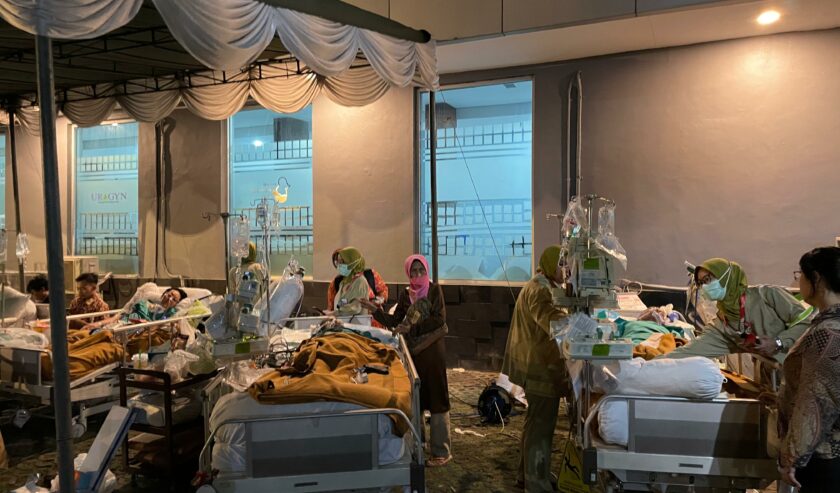 Pasien ICU di Rumah Sakit Husada Utama saat menerima perawatan dari petugas, Jumat (22/3/2024). Foto: Firman Magang suarasurabaya.net