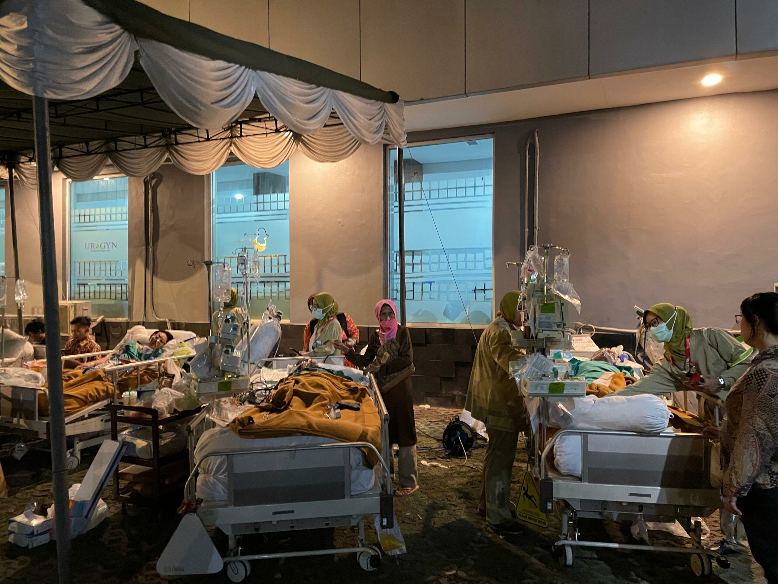 Pasien ICU di Rumah Sakit Husada Utama saat menerima perawatan dari petugas, Jumat (22/3/2024). Foto: Firman Magang suarasurabaya.net