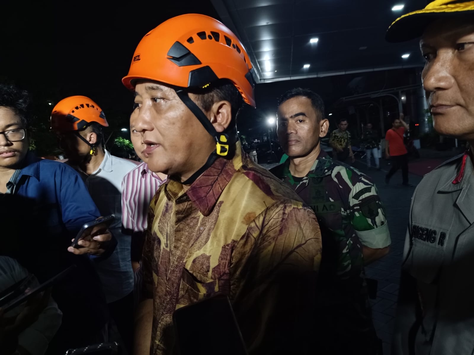 Agus Hebi Djuniantoro Kepala BPBP Kota Surabaya saat memberikan keterangan kepada awak media di halaman Rumah Sakit Universitas Airlangga (RS Unair) Surabaya, Jumat (22/3/2024). Foto: Risky suarasurabaya.net