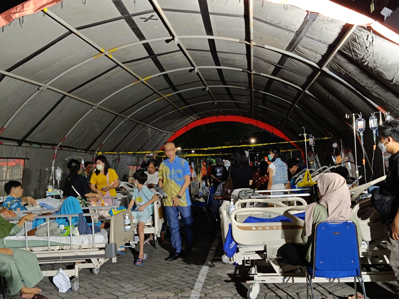 Para pasien saat dievakuasi di tenda darurat di halaman RS Unair Surabaya, Jumat (22/3/2024). Foto: Risky suarasurabaya.net