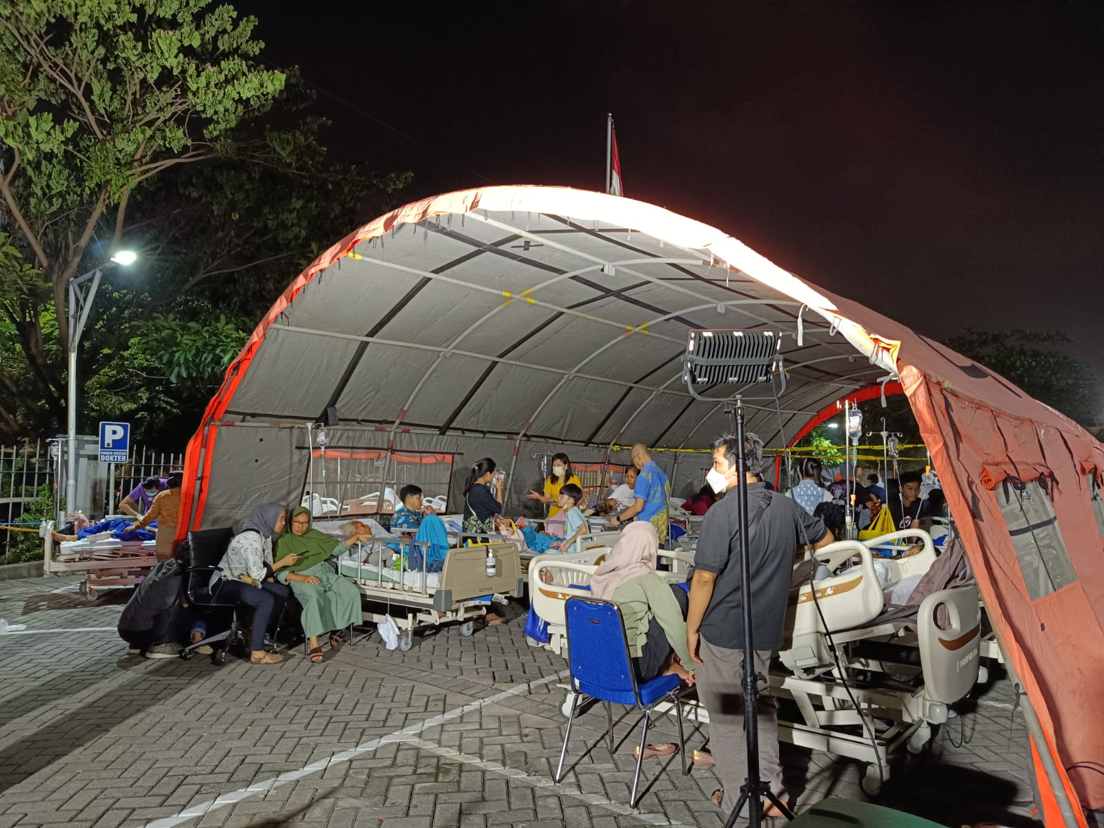 Tenda darurat BPBD Kota Surabaya saat menampung pasien RS Unair Surabaya di halaman gedung rumah sakit, Jumat (22/3/2024). Foto: Risky suarasurabaya.net