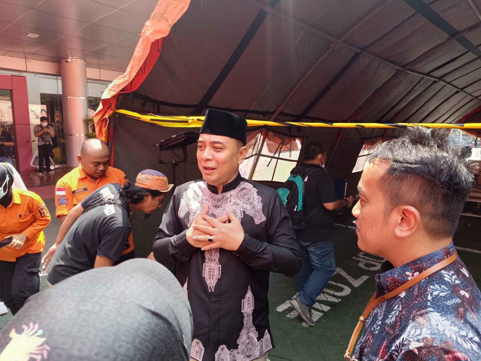 Eri Cahyadi Wali Kota Surabaya saat meninjau RSUA, Sabtu (23/3/2024). Foto: Meilita suarasurabaya.net