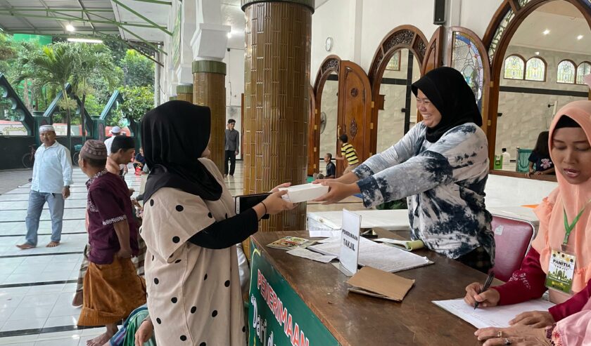 Pembagian nasi untuk berbuka puasa di Masjid Rahmat Surabaya, Sabtu (23/3/2024). Foto: Firman Magang suarasurabaya.net