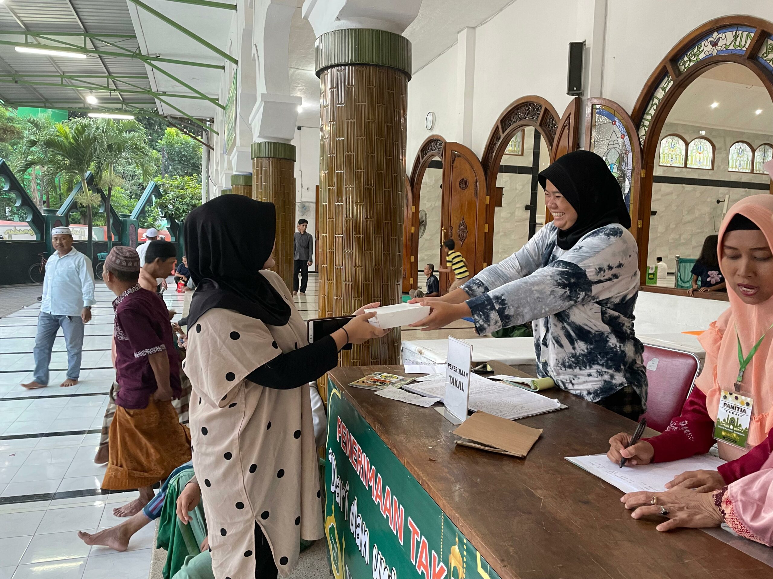 Pembagian nasi untuk berbuka puasa di Masjid Rahmat Surabaya, Sabtu (23/3/2024). Foto: Firman Magang suarasurabaya.net