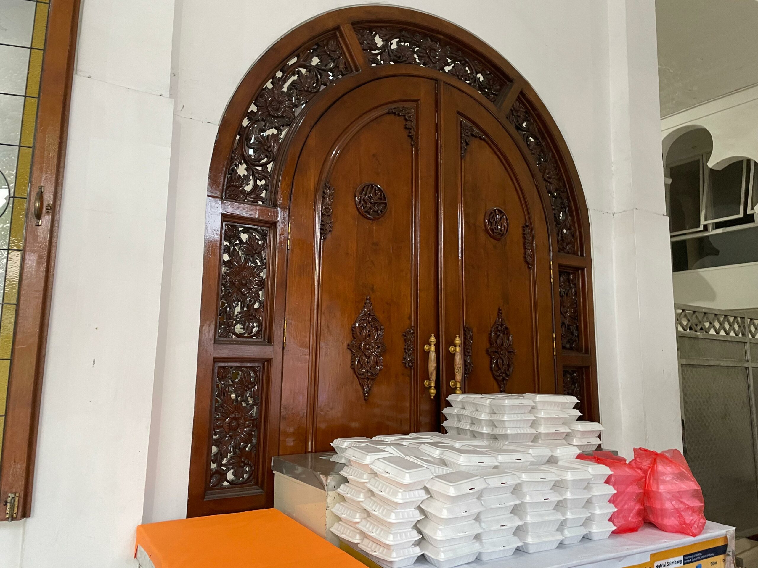 Ratusan kotak nasi untuk berbuka puasa gratis yang disiapkan Masjid Rahmat Surabaya, Sabtu (23/3/2024). Foto: Firman Magang suarasurabaya.net