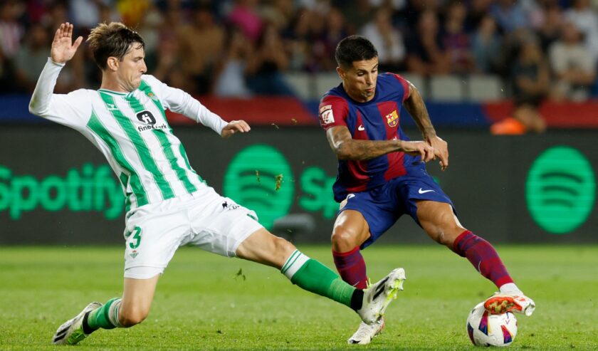 Joao Cancelo (kanan) dipinjam Barcelona dari Manchester City untuk memperkuat sektor full back. Foto: Reuters