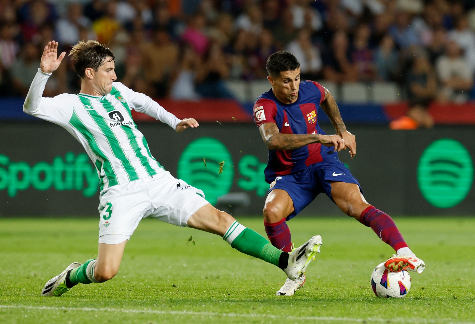 Joao Cancelo (kanan) dipinjam Barcelona dari Manchester City untuk memperkuat sektor full back. Foto: Reuters