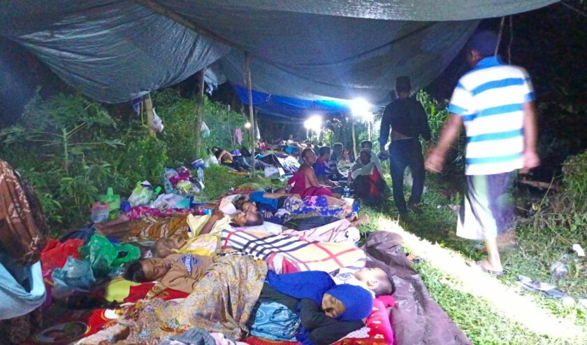 Situasi pengungsian di tenda, nampak puluhan warga Dusun Tanjunganyar, Desa Lebak, Kacamatan Sangkapura, Pulau Bawean sedang beristirahat. Foto: Istimewa.
