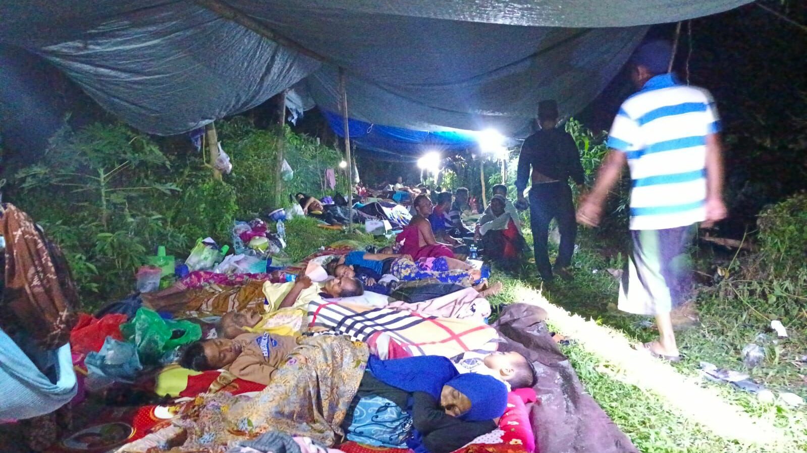 Situasi pengungsian di tenda, nampak puluhan warga Dusun Tanjunganyar, Desa Lebak, Kacamatan Sangkapura, Pulau Bawean sedang beristirahat. Foto: Istimewa.