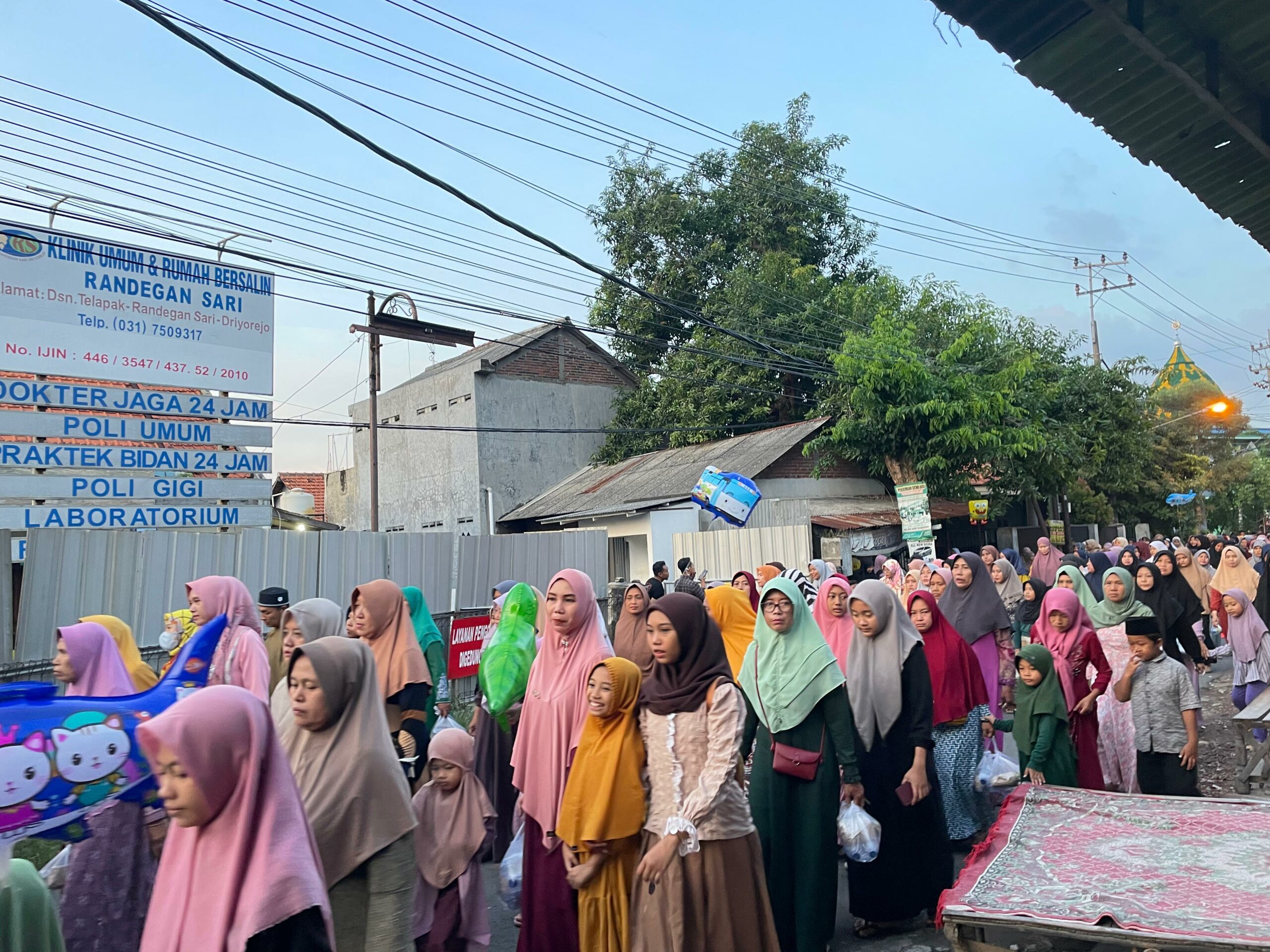 Masyarakat Dusun Telapak sesudah mengukuti acara Buka Bersama Satu Dusun di Dusun Telapak, Randegan Sari, Driyorejo, Gresik, Minggu (24/3/2024). Foto: Firman Magang suarasurabaya.net