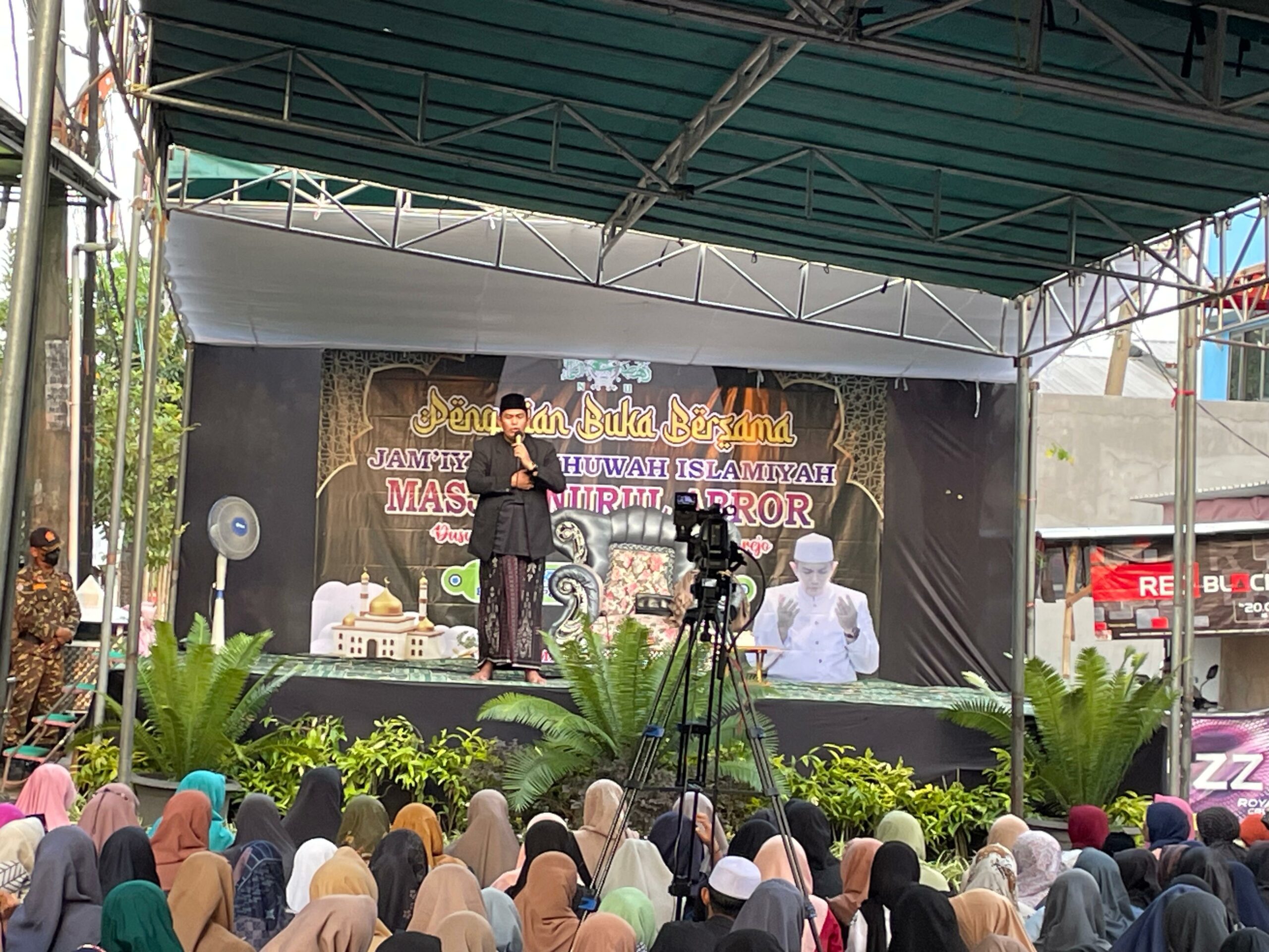 Pengajian yang diadakan di depan Masjid Nurul Abror dalam acara buka bersama satu dusun di Dusun Telapak, Radegan Sari, Driyorejo, Minggu (24/3/2024). Foto: Firman Magang suarasurabaya.net