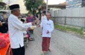 Pembagian takjil dan nasi bungkus kepada masyarakat dalam acara rutin buka bersama satu dusun di Dusun Telapak, Radegan Sari, Driyorejo, Minggu (24/3/2024). Foto: Firman Magang suarasurabaya.net