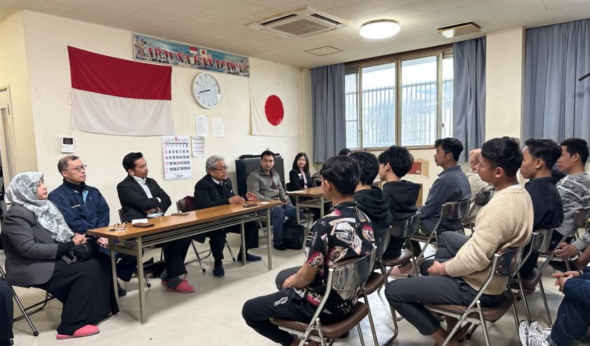 Heri Akhmadi Dubes RI untuk Jepang (tengah) saat bertemu para WNI di Indonesia Japan Friendship Day (IJFD) Ishikawa. Minggu (24/3/2024). Foto: KBRI Tokyo