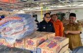 Adhy Karyono Pj Gubernur Jatim bersama Fandi Akhmad Yani Bupati Gresik meninjau bantuan logistik di KM SAR Permadi, Senin (25/3/2024). Foto: Wildan suarasurabaya.net