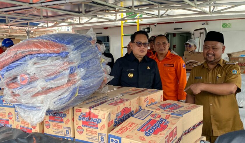 Adhy Karyono Pj Gubernur Jatim bersama Fandi Akhmad Yani Bupati Gresik meninjau bantuan logistik di KM SAR Permadi, Senin (25/3/2024). Foto: Wildan suarasurabaya.net