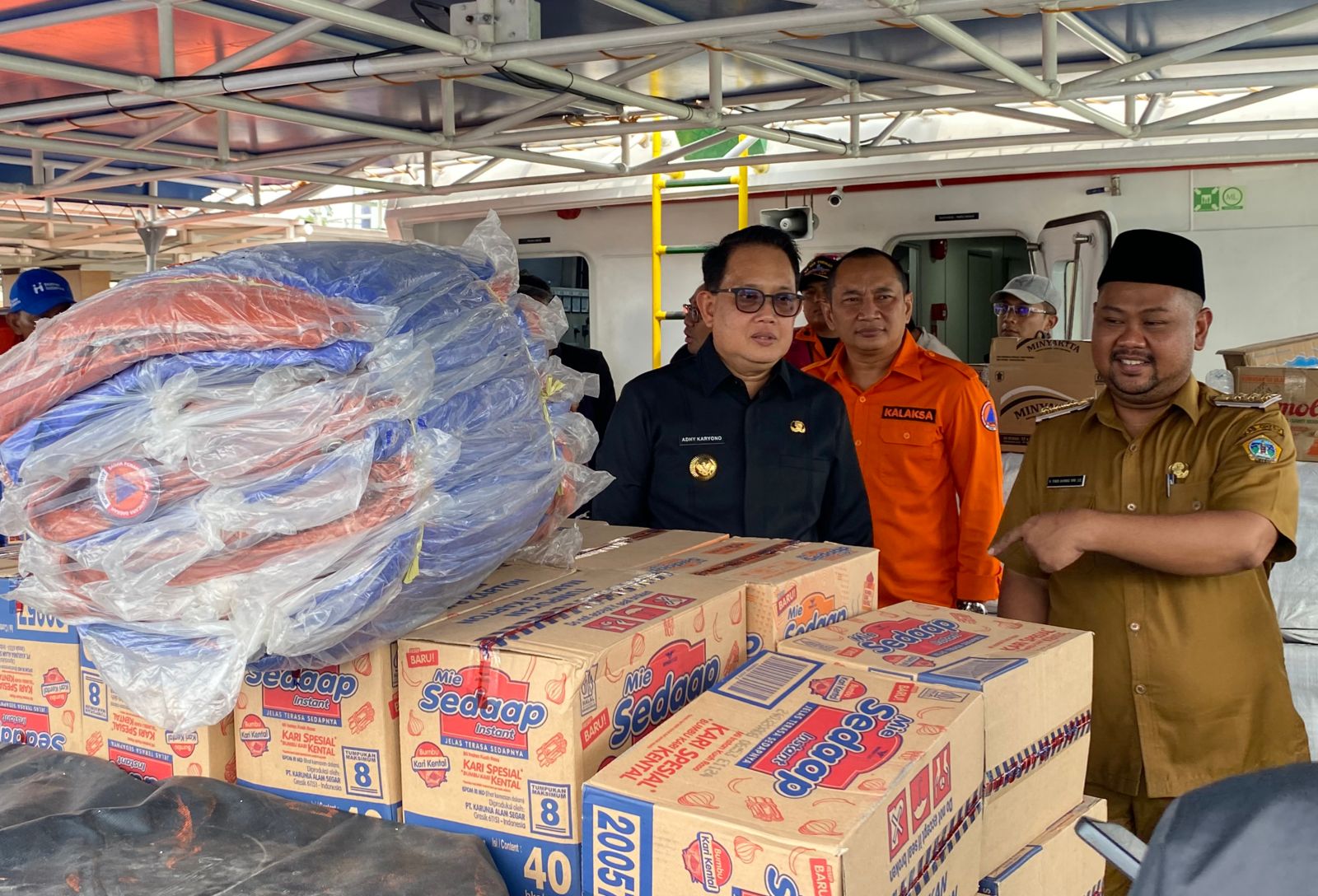 Adhy Karyono Pj Gubernur Jatim bersama Fandi Akhmad Yani Bupati Gresik meninjau bantuan logistik di KM SAR Permadi, Senin (25/3/2024). Foto: Wildan suarasurabaya.net