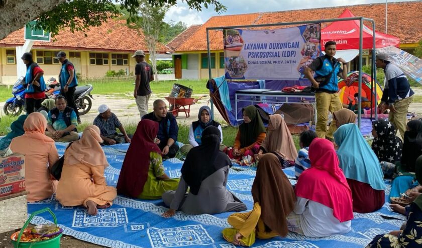 Tim Penanganan Bencana Sosial dan Layanan Dukungan Psikososial Dinas Sosial Jatim waktu memberikan trauma healing kepada masyrakat Kecamatan Tambak, Pulau Bawean, Gresik di SMPN 19, Selasa (26/3/2024). Foto: Wildan suarasurabaya.net