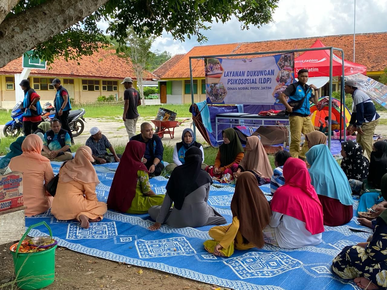 Tim Penanganan Bencana Sosial dan Layanan Dukungan Psikososial Dinas Sosial Jatim waktu memberikan trauma healing kepada masyrakat Kecamatan Tambak, Pulau Bawean, Gresik di SMPN 19, Selasa (26/3/2024). Foto: Wildan suarasurabaya.net